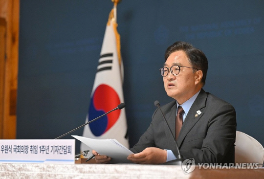 우원식 국회의장이 11일 국회 사랑재에서 열린 취임 1주년 기자간담회에서 취재진의 질문에 답변하고 있다. 연합뉴스